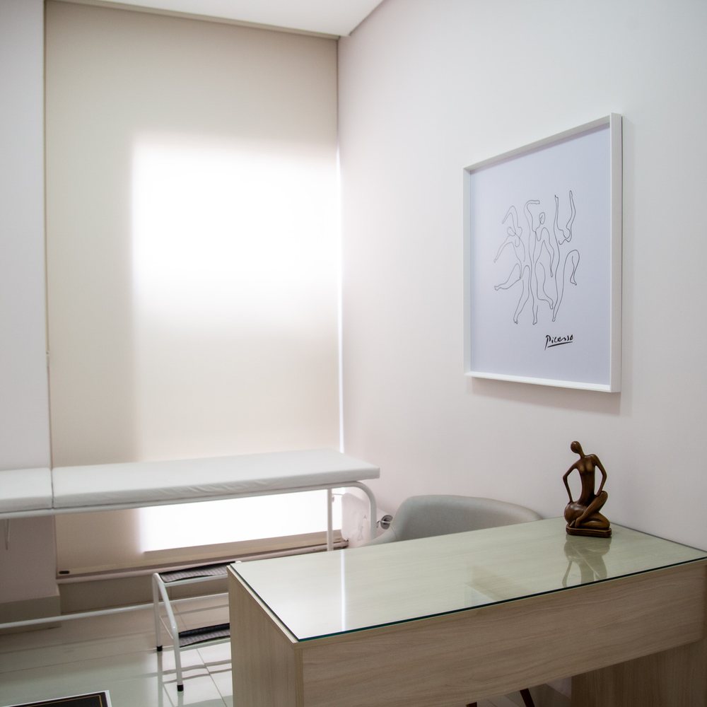 Sala de procedimentos equipada